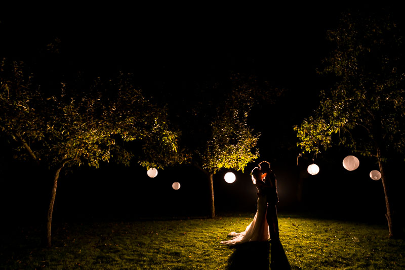 Avond shoot van de bruiloft met flitser als afsluitende foto Avond shoot van de bruiloft met flitser als afsluitende foto