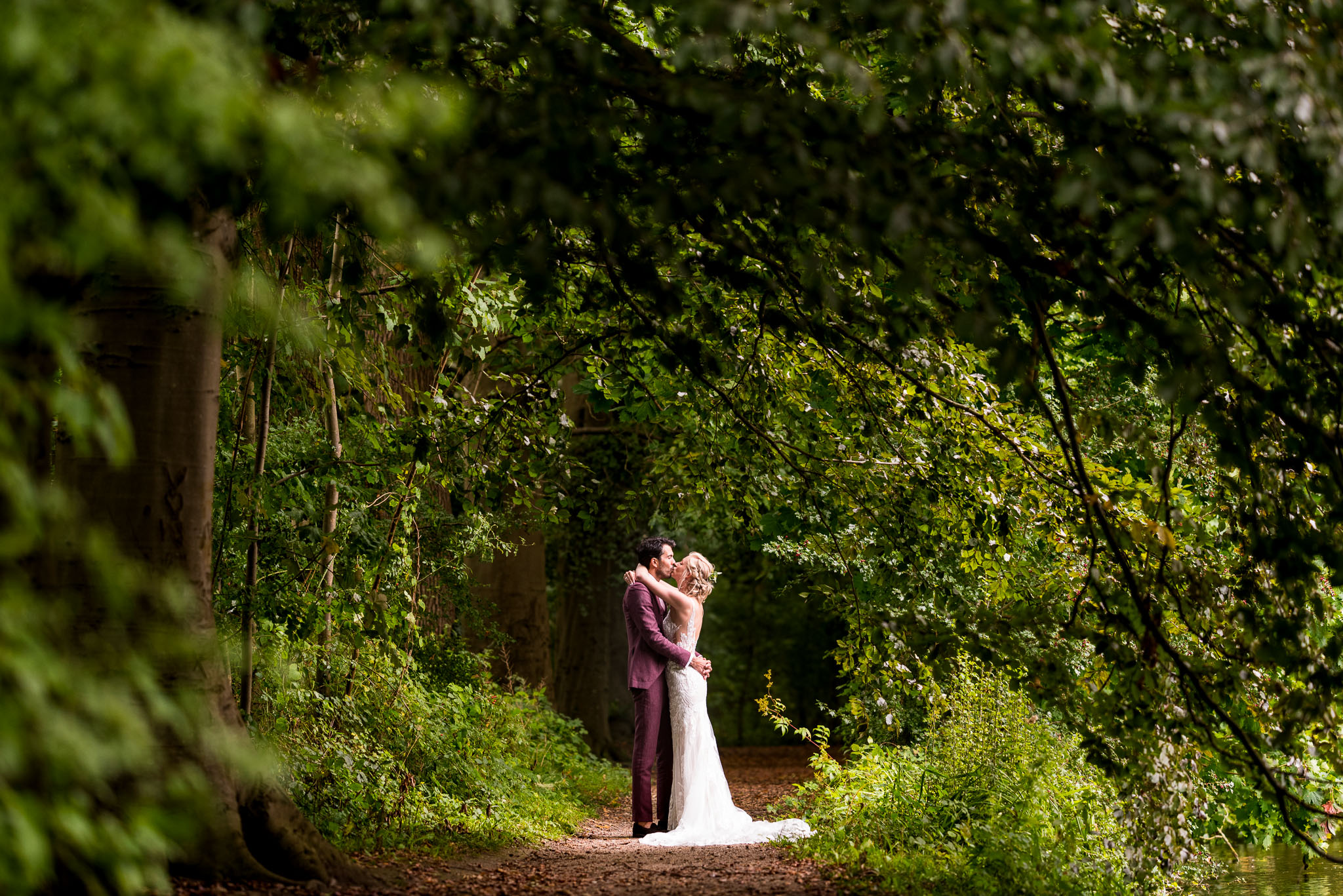 dengh trouwlocatie trouwen in het bos kus vol liefde contrast trouwjurk dengh trouwlocatie trouwen in het bos kus vol liefde contrast trouwjurk