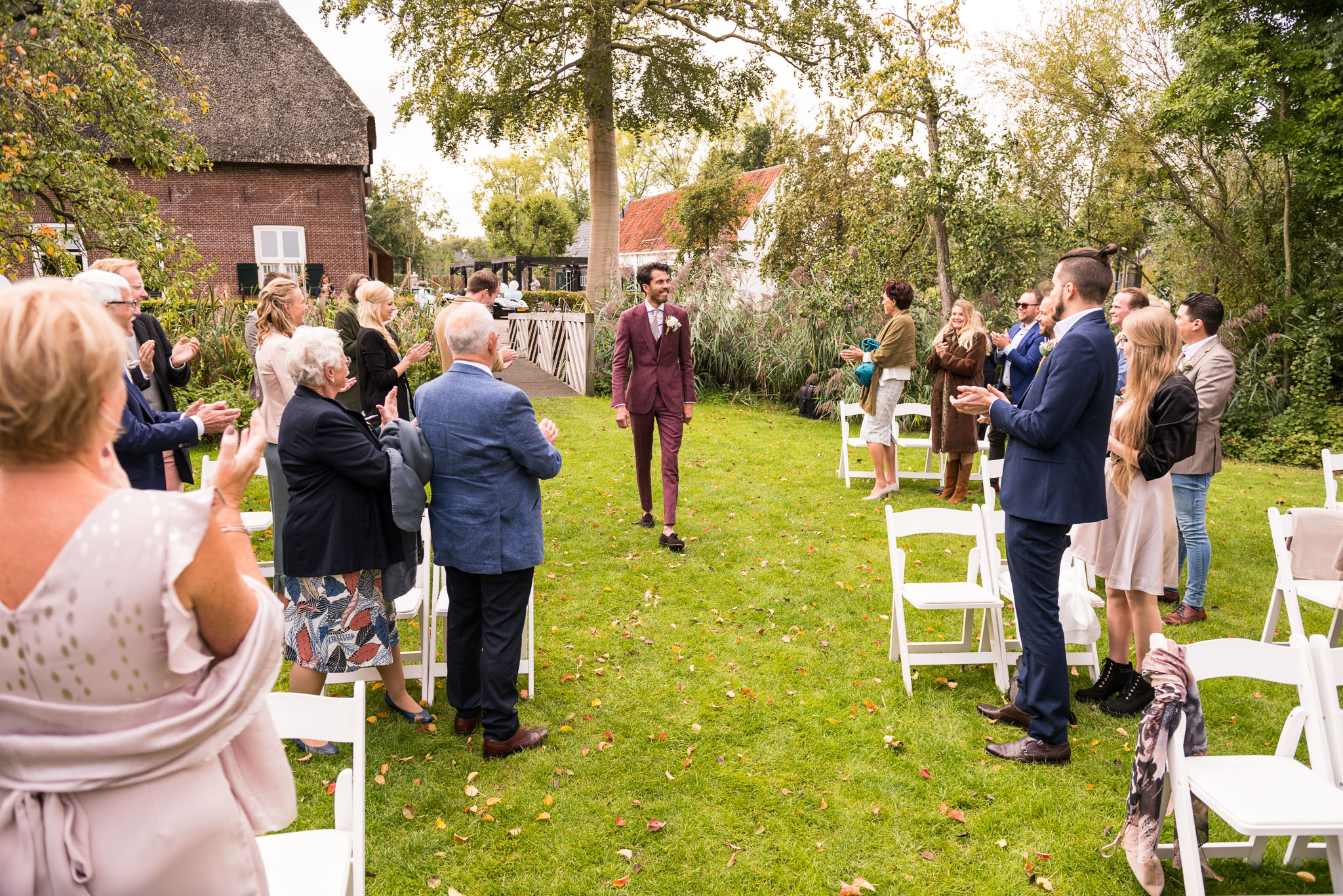 first-look bruidegom op de locatie Dengh kasteel boerderij eiland first-look bruidegom op de locatie Dengh kasteel boerderij eiland