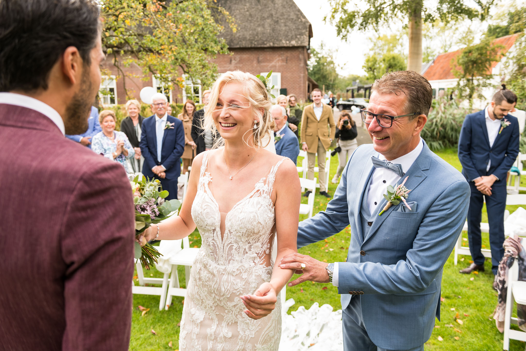 weggeefmoment vol emoties op de bruiloft bij Dengh weggeefmoment vol emoties op de bruiloft bij Dengh