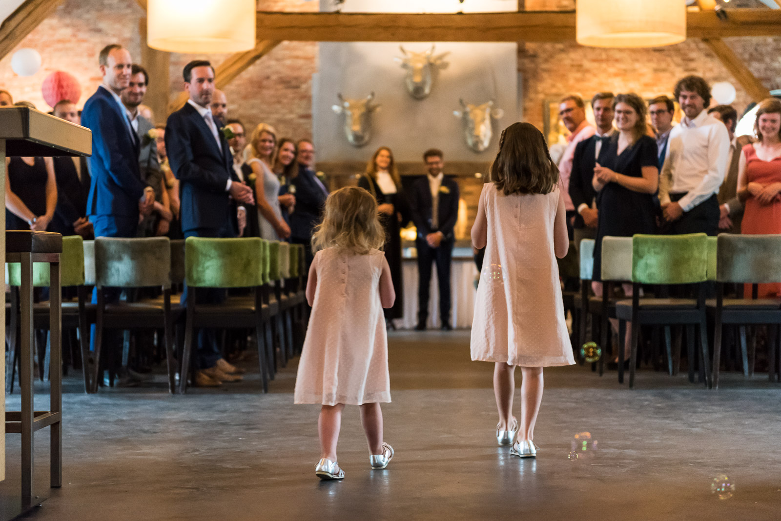 Binnenkomst Bruidsmeisjes Begin Trouwceremonie