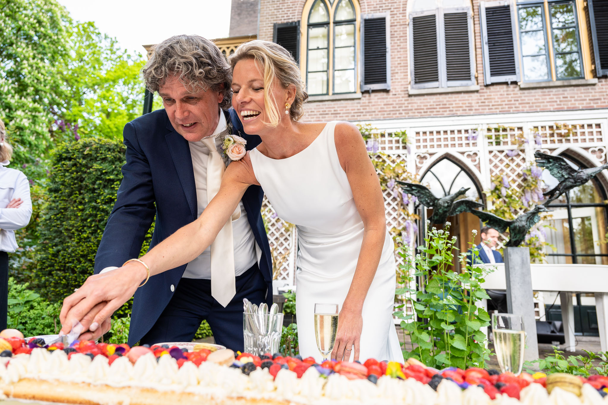 Bruidstaart aansnijden aardbeientaart