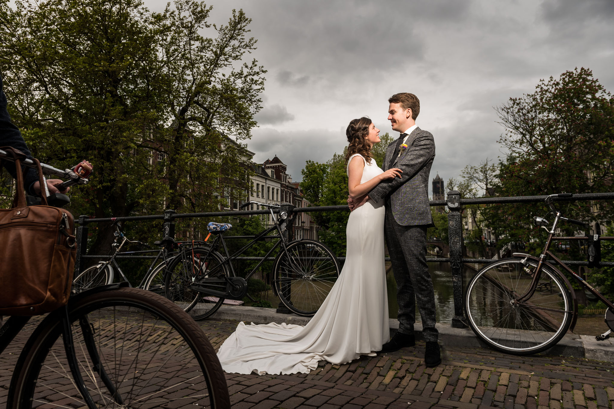 Hartje Utrecht Oude Gracht bruidspaar fotografie trouwdag
