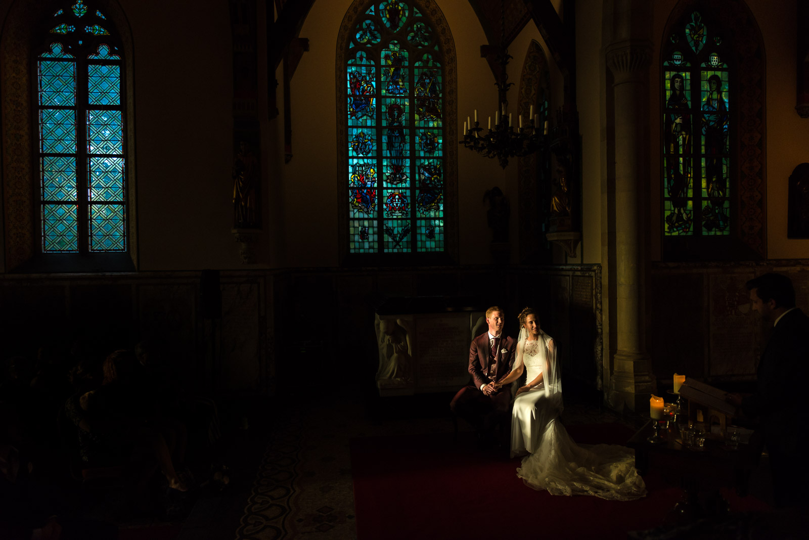 Kapel Kasteel Haarzuilens zonlicht bruidspaar