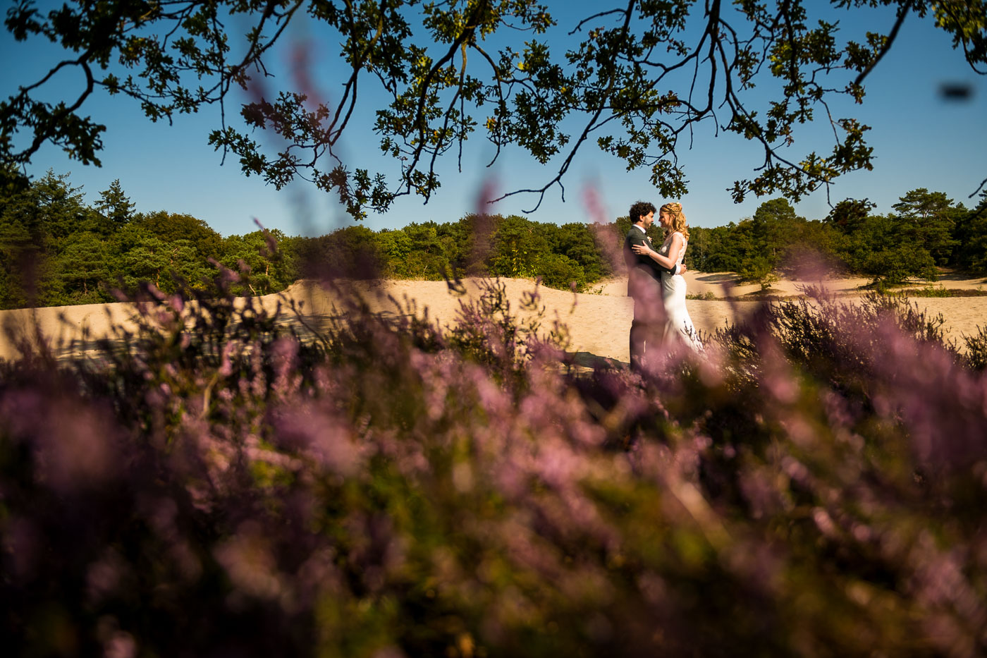 Mooiste trouwfoto Utrecht bruidspaar zoekt trouwfotograaf bruidsfotograaf